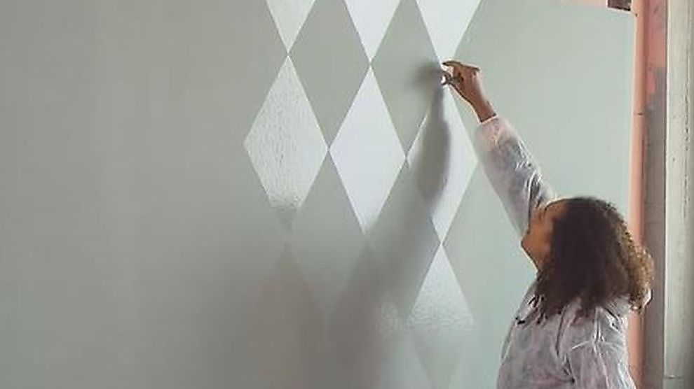 Breng een glansrijk patroon aan op je muur