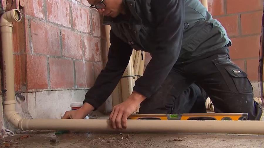 Sanitaire leidingen leggen: van plan tot keuring