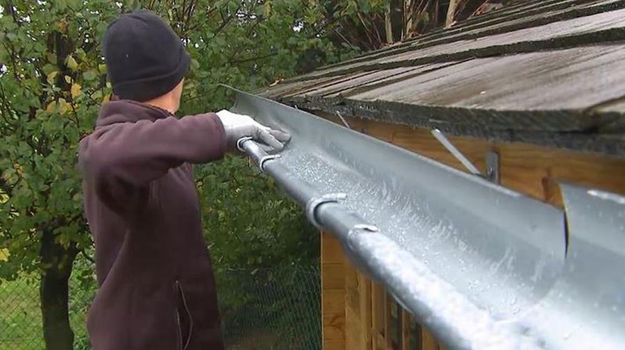 Hoe plaats je de dakgoot van je tuinhuis?