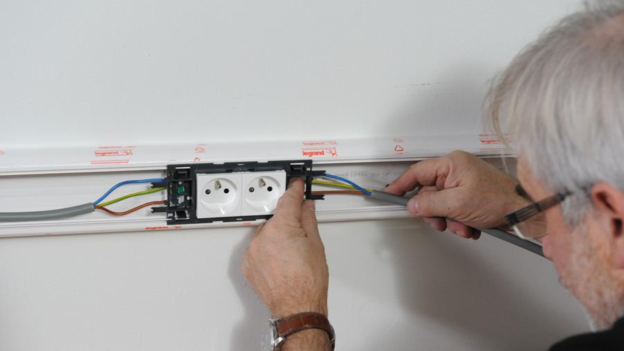 Hoe zelf elektriciteit plaatsen in kabelgoten