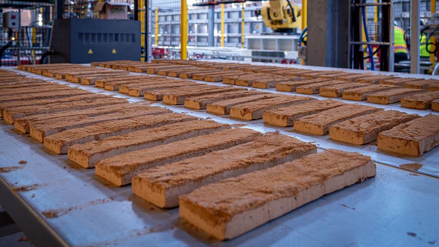 Wienerberger vindt baksteenstrippen opnieuw uit