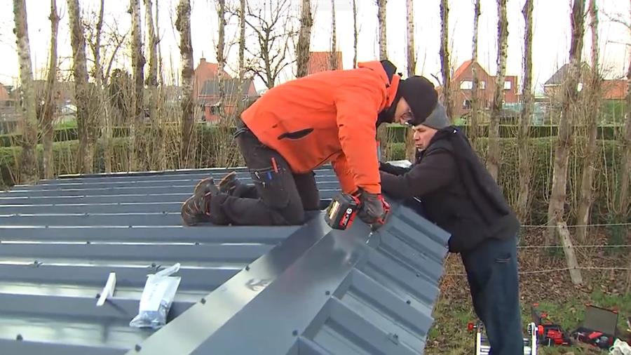 Hoe het dak van je tuinhuis renoveren met metalen dakplaten?
