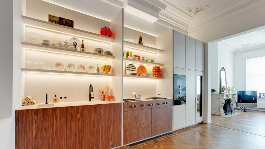 Une cuisine compacte avec mobilier complet