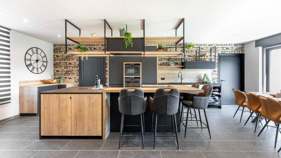 L'équilibre idéal entre le bois et la pierre naturelle noire