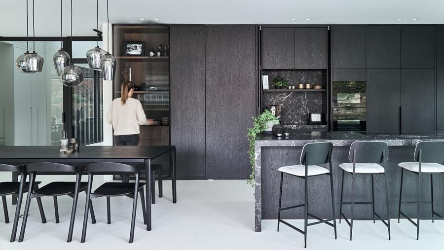 Une cuisine épurée mais chaleureuse qui s'intègre à l'ensemble de l'intérieur