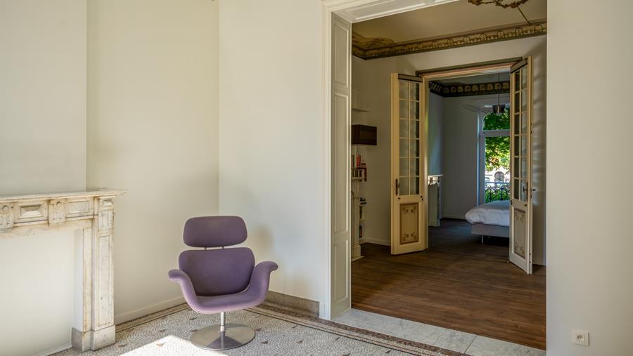 Een herenhuis met een gouden randje