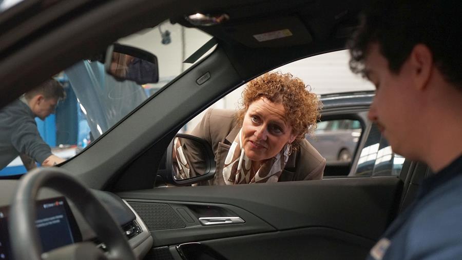 Vlaams minister Peeters bezoekt Autoglass Clinic NV