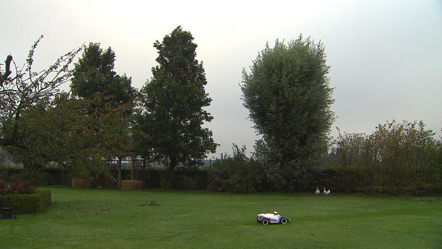 4 tondeuses robots comparées pour vous