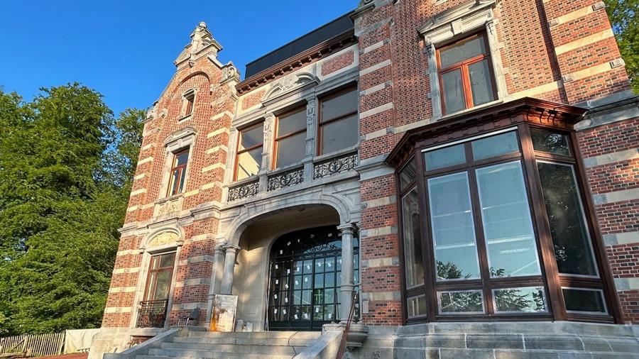 Oud en nieuw houten schrijnwerk niet te onderscheiden bij renovatie kasteel