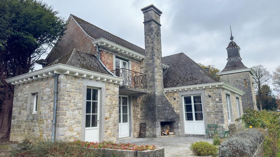 Kroonlijsten, torens en bijgebouwen van kasteel krijgen hoognodige opknapbeurt