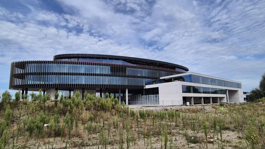 Group Ceyssens met structurele verlijmde glasgevels in ovale vorm