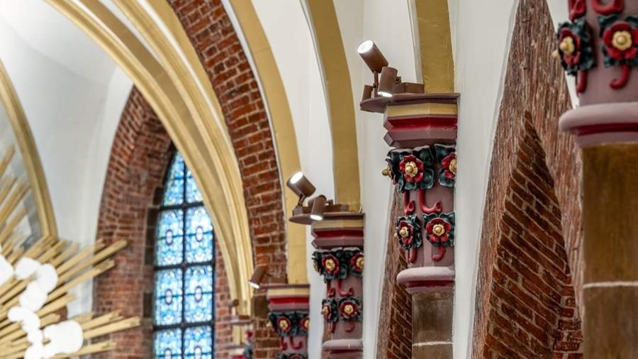 Une église ressuscitée grâce à la peinture dorée et au grès