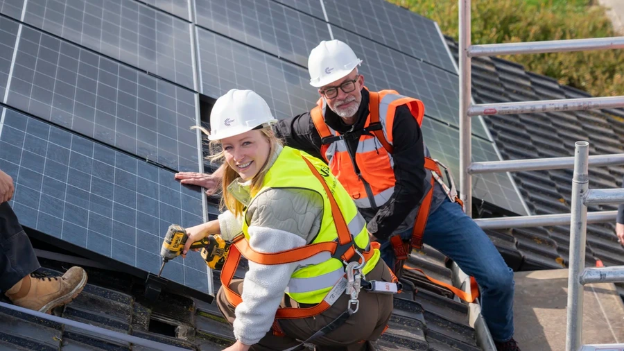 Le ministre Depraetere inaugure des panneaux solaires sur des logements sociaux à Poperinge
