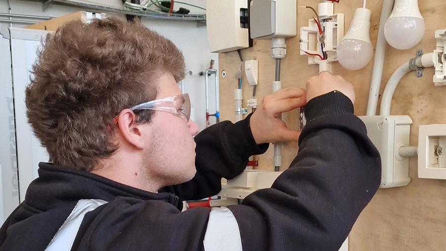 Leerling uit buitengewoon secundair onderwijs stoot door tot top 12 van de Electro Brain+ Challenge