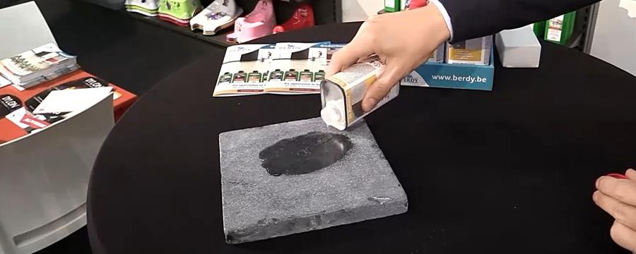 Oil remover de Berdy enlève les taches d'huile et de graisse