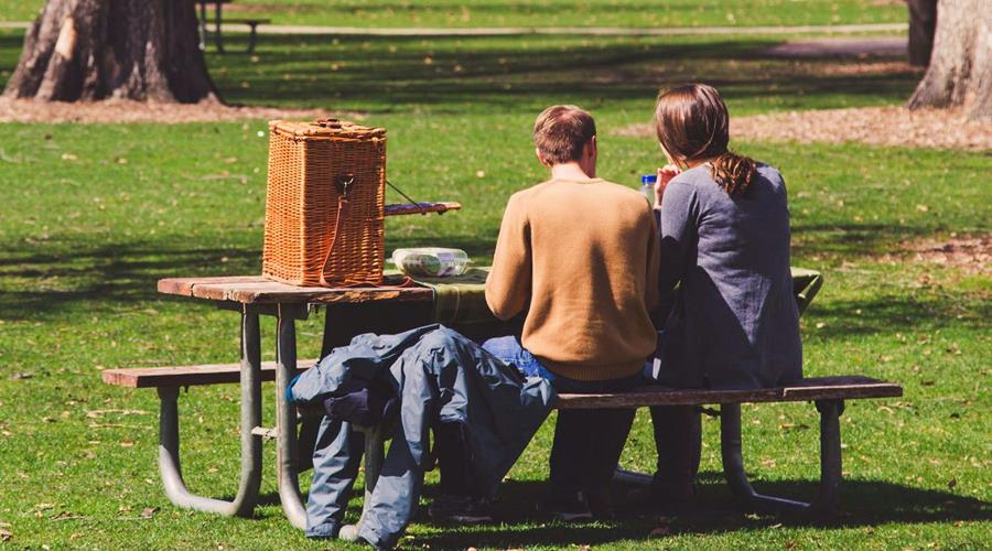 Back to basics MET PICKNICKTAFELS