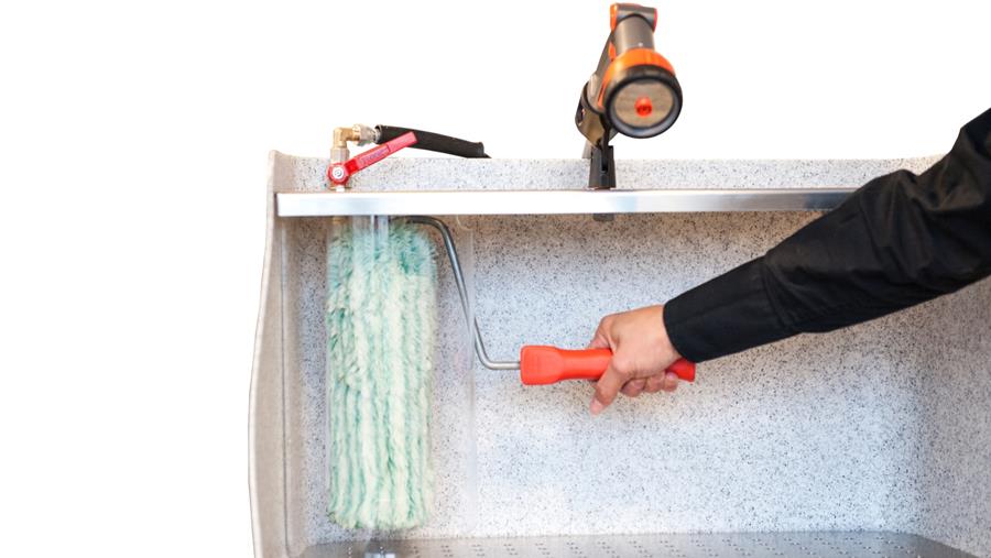 Nettoyez vos brosses et vos rouleaux plus vite et plus en profondeur