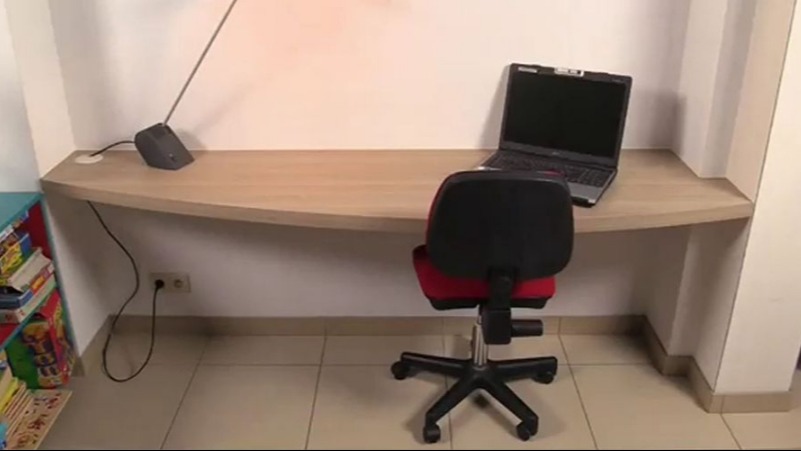 ZELF EEN BUREAU MET ZWEVEND BOVENBLAD MAKEN