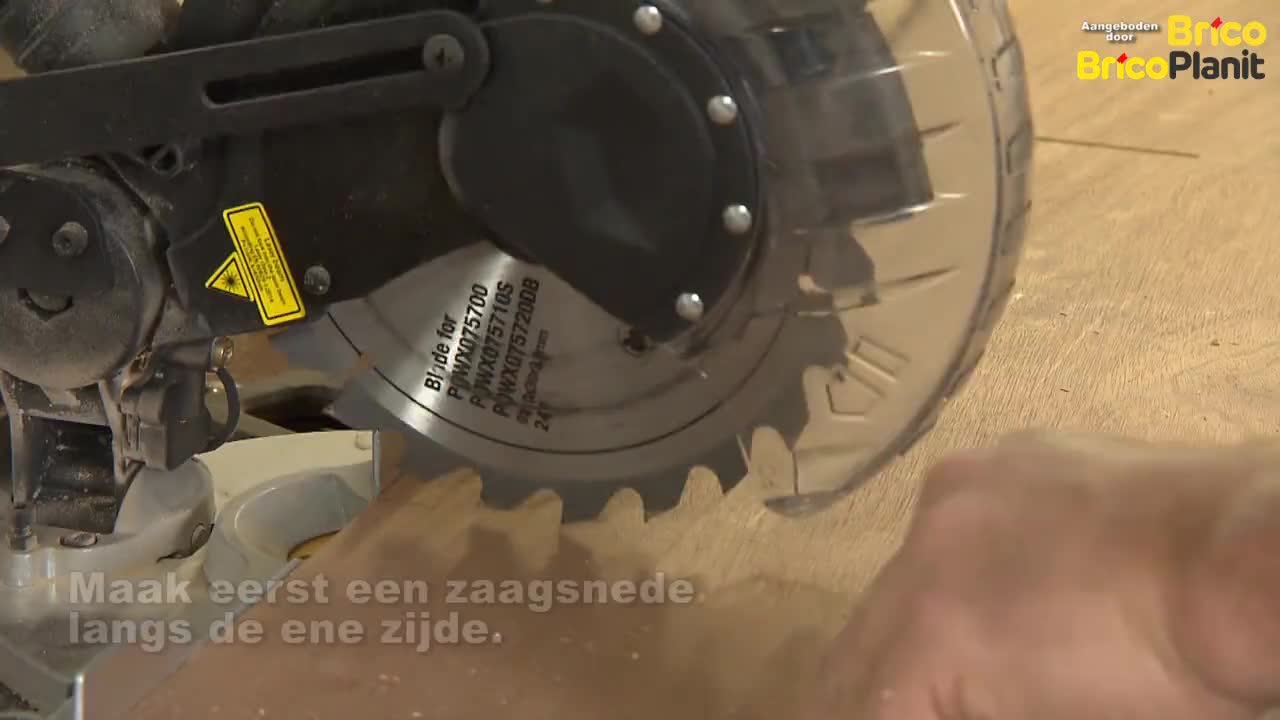 Hoe zaag je brede planken door met een afkortzaag?