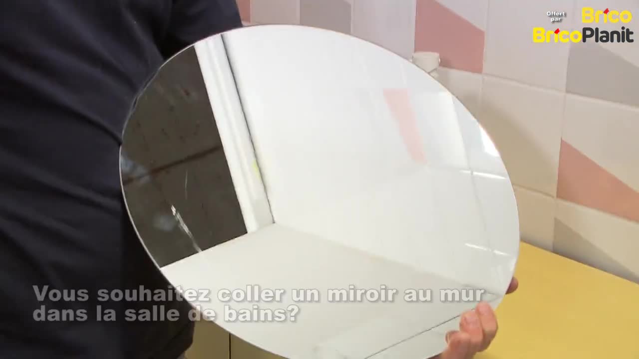 Comment coller un miroir dans la salle de bains?